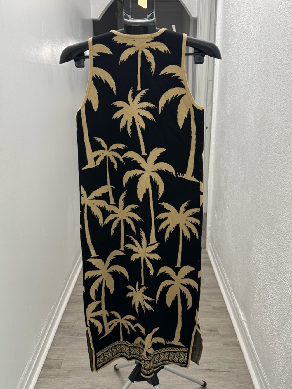 J.McLaughlin Palm Print Sleeveless Dress XS Black Tan Resort Knit Midi - Picture 3 of 8